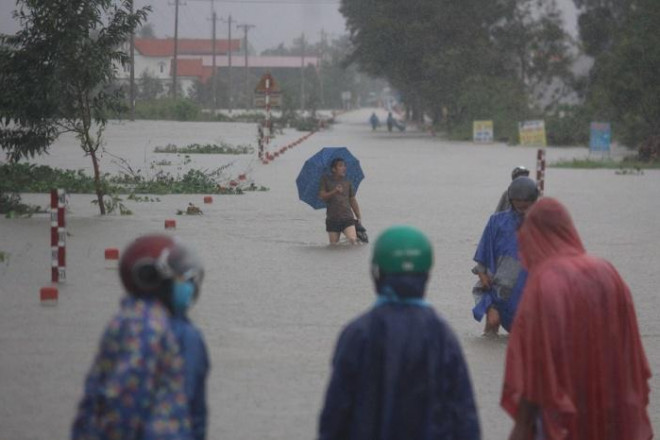 Nước ngập gần mái nhà, Huế khẩn cấp di dời hàng chục hộ dân vùng rốn lũ - 7