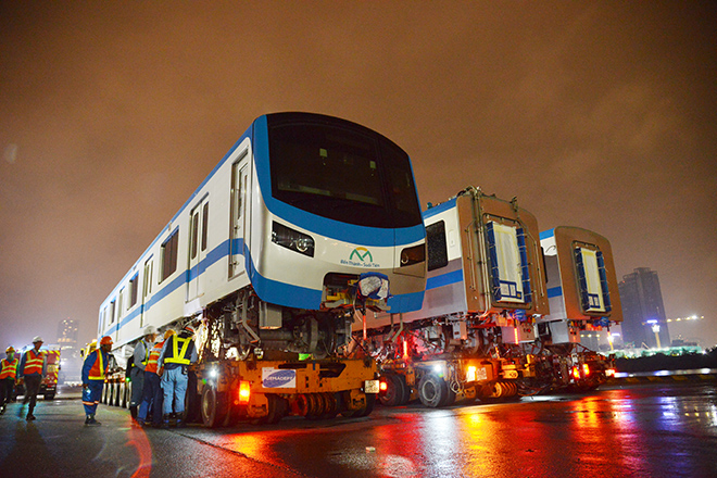 Người Sài Gòn ngỡ ngàng thấy đoàn xe siêu trường, siêu trọng chở tàu metro trên phố - 1