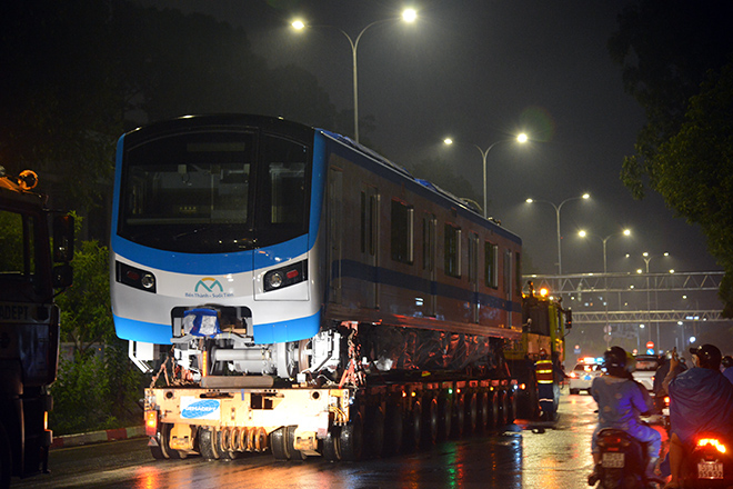 Người Sài Gòn ngỡ ngàng thấy đoàn xe siêu trường, siêu trọng chở tàu metro trên phố - 10