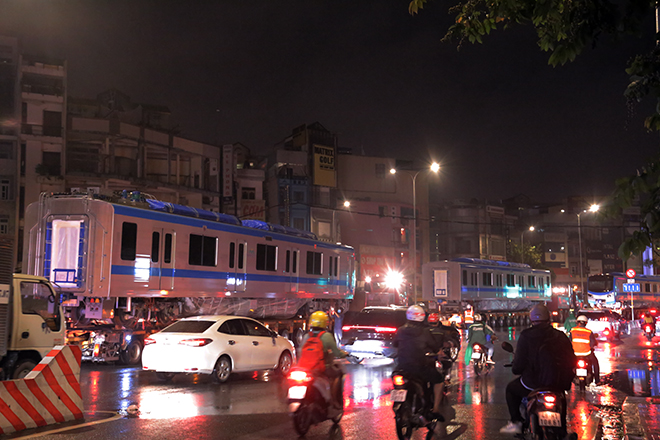 Người Sài Gòn ngỡ ngàng thấy đoàn xe siêu trường, siêu trọng chở tàu metro trên phố - 11