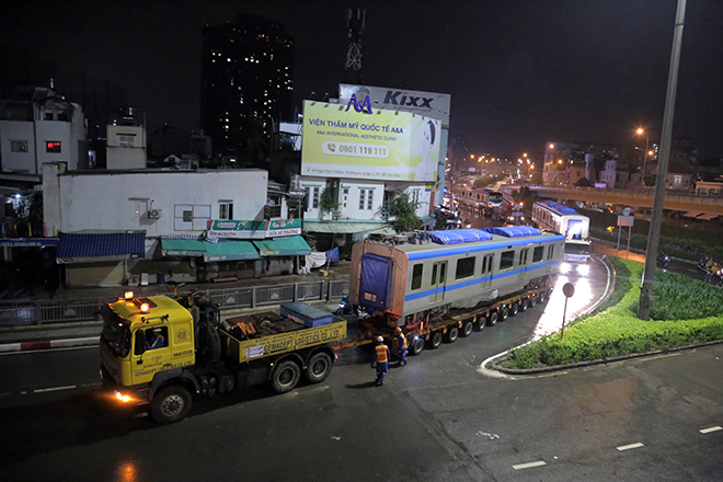 Người Sài Gòn ngỡ ngàng thấy đoàn xe siêu trường, siêu trọng chở tàu metro trên phố - 12