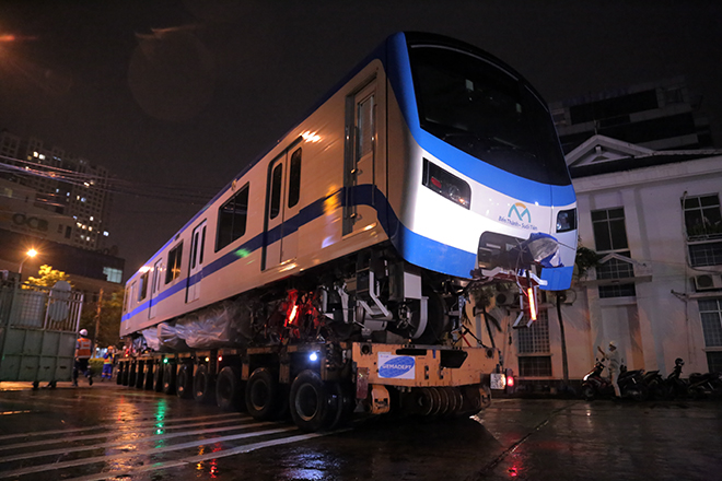Người Sài Gòn ngỡ ngàng thấy đoàn xe siêu trường, siêu trọng chở tàu metro trên phố - 2