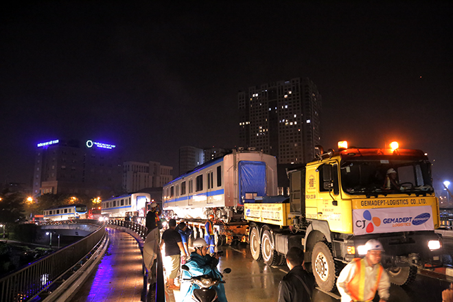 Người Sài Gòn ngỡ ngàng thấy đoàn xe siêu trường, siêu trọng chở tàu metro trên phố - 3