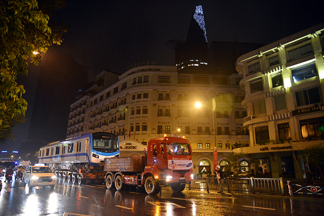 Người Sài Gòn ngỡ ngàng thấy đoàn xe siêu trường, siêu trọng chở tàu metro trên phố - 4