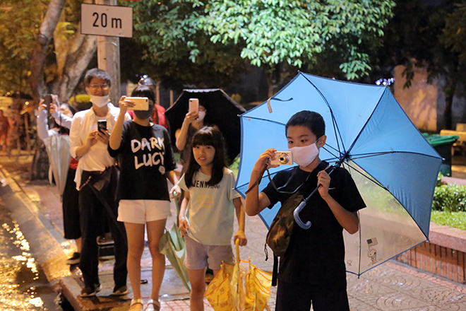 Người Sài Gòn ngỡ ngàng thấy đoàn xe siêu trường, siêu trọng chở tàu metro trên phố - 6