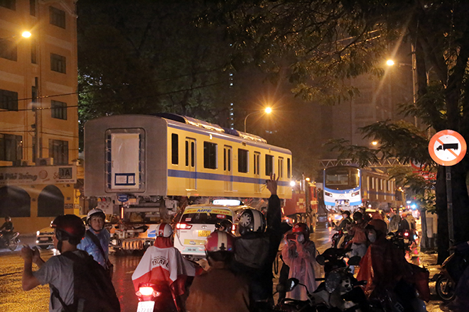 Người Sài Gòn ngỡ ngàng thấy đoàn xe siêu trường, siêu trọng chở tàu metro trên phố - 7