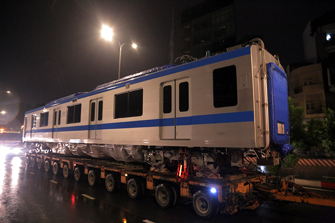Người Sài Gòn ngỡ ngàng thấy đoàn xe siêu trường, siêu trọng chở tàu metro trên phố - 8