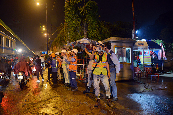 Người Sài Gòn ngỡ ngàng thấy đoàn xe siêu trường, siêu trọng chở tàu metro trên phố - 9