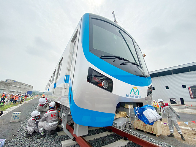 Toàn cảnh lắp ráp tàu metro số 1 nặng 37 tấn vào đường ray - 10