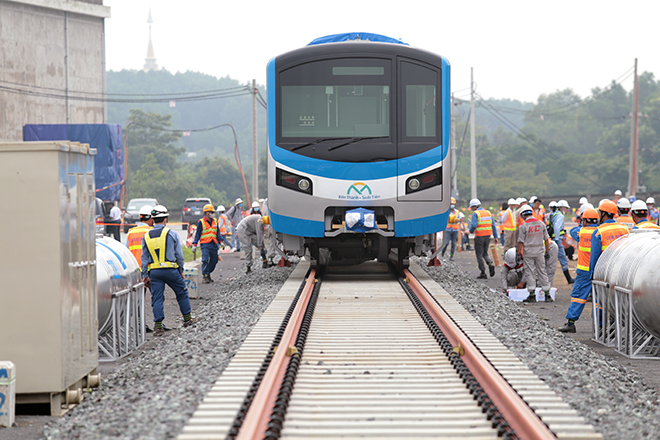 Toàn cảnh lắp ráp tàu metro số 1 nặng 37 tấn vào đường ray - 11