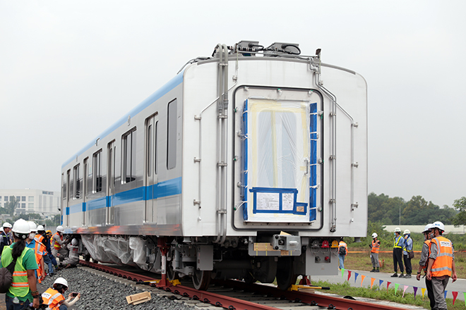 Toàn cảnh lắp ráp tàu metro số 1 nặng 37 tấn vào đường ray - 12