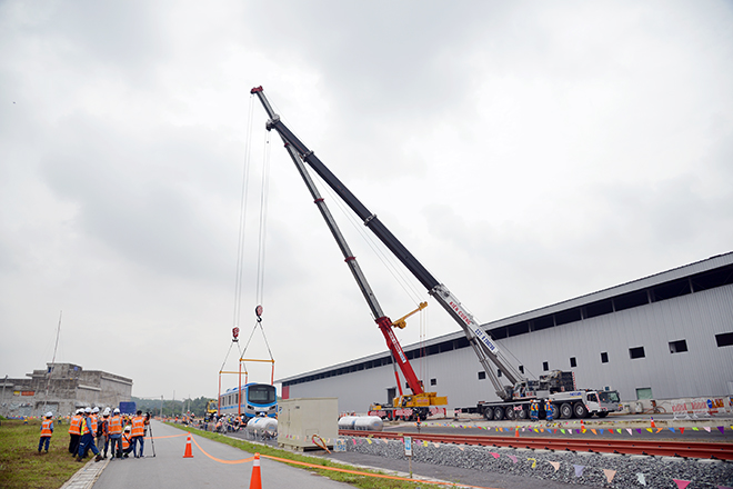 Toàn cảnh lắp ráp tàu metro số 1 nặng 37 tấn vào đường ray - 3