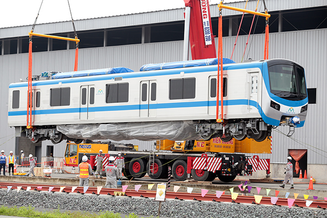 Toàn cảnh lắp ráp tàu metro số 1 nặng 37 tấn vào đường ray - 4
