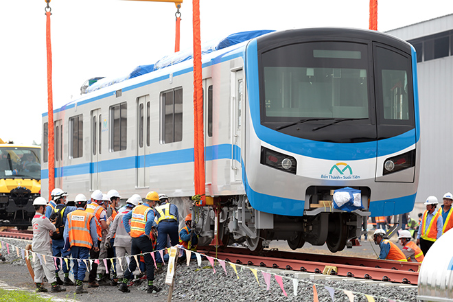 Toàn cảnh lắp ráp tàu metro số 1 nặng 37 tấn vào đường ray - 5
