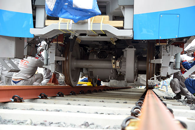 Toàn cảnh lắp ráp tàu metro số 1 nặng 37 tấn vào đường ray - 7