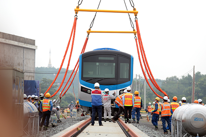 Toàn cảnh lắp ráp tàu metro số 1 nặng 37 tấn vào đường ray - 8
