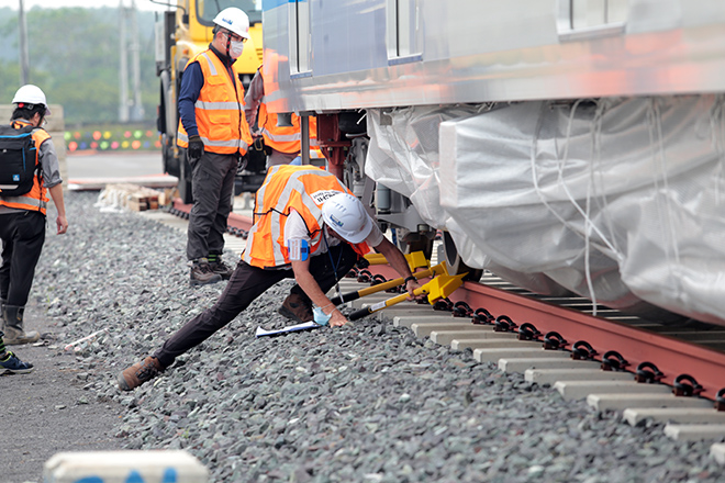 Toàn cảnh lắp ráp tàu metro số 1 nặng 37 tấn vào đường ray - 9