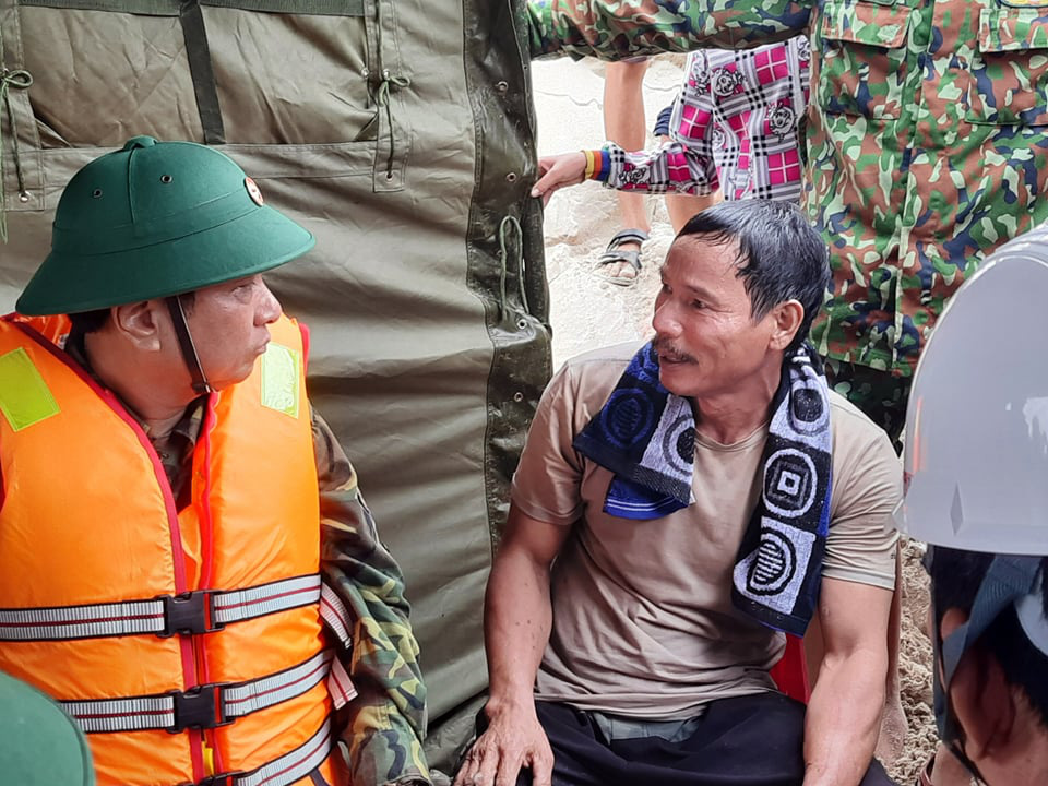 Trực tiếp: Ứng cứu 8 thuyền viên mắc kẹt trên con tàu đắm ở Quảng Trị - 6