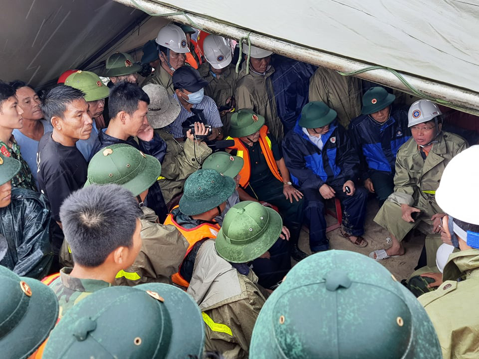 Trực tiếp: Ứng cứu 8 thuyền viên mắc kẹt trên con tàu đắm ở Quảng Trị - 3