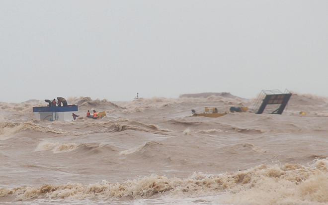 Trực tiếp: Ứng cứu 8 thuyền viên mắc kẹt trên con tàu đắm ở Quảng Trị - 5