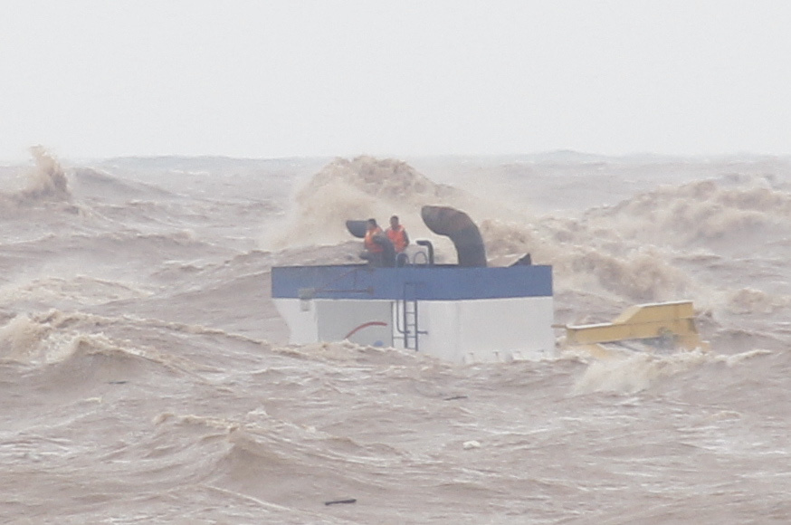 Trực tiếp: Ứng cứu 8 thuyền viên mắc kẹt trên con tàu đắm ở Quảng Trị - 8