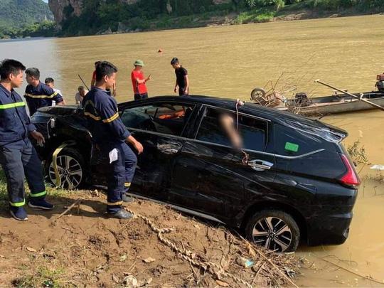Phát hiện 3 người tử vong trong xe ô tô 7 chỗ rơi xuống sông - 1