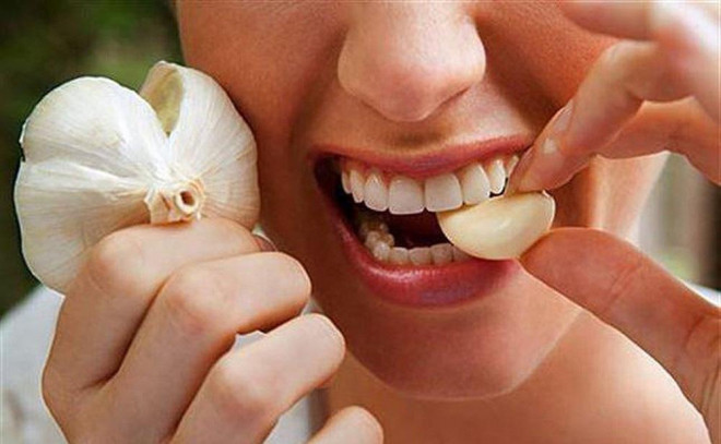 7 cách ăn tỏi sai lầm nhiều người mắc khiến tỏi từ "thần dược" trở thành "thuốc độc" - 4