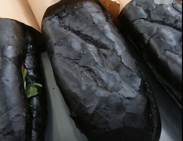 Tiệm bánh mỳ Việt Nam được đăng lên nhiều báo nước ngoài vì những chiếc bánh đen như than - 1