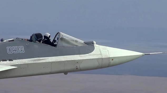 Video: Phi công Nga lái tiêm kích “Su-57 mui trần” gây kinh ngạc - 1