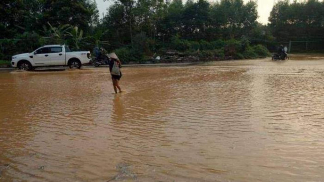 Lại vỡ đường ống nước sạch Sông Đà, dân bị cắt nước đến chiều - 1