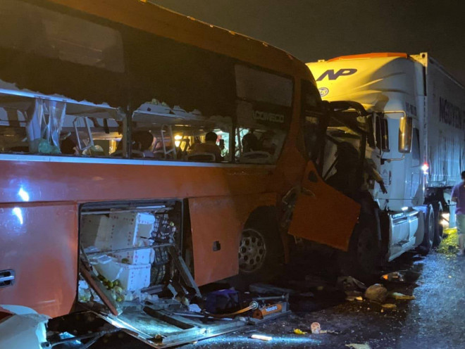 Nóng: Tai nạn trên đường dẫn hầm Hải Vân, 2 người chết, khoảng 20 người bị thương - 2