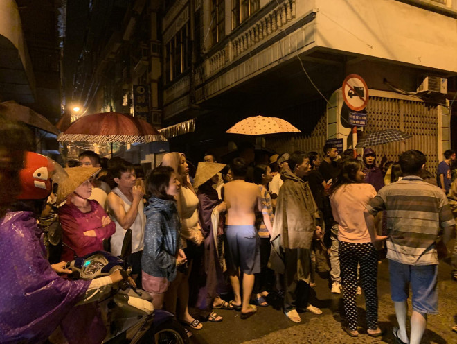 CLIP: Nghẹt thở giải cứu 5 người trong vụ cháy cửa hàng gas - 6