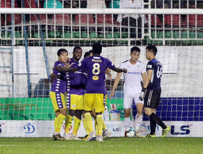 CĐV HAGL ngao ngán, chắp tay "lạy" Tây nhà bầu Đức - 10
