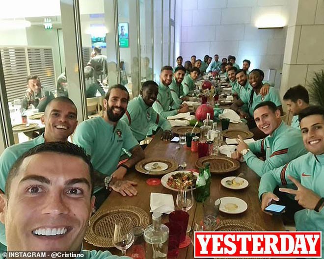 Ronaldo mắc Covid-19 đi chuyên cơ cấp cứu, bị quan chức quê nhà chỉ trích - 1