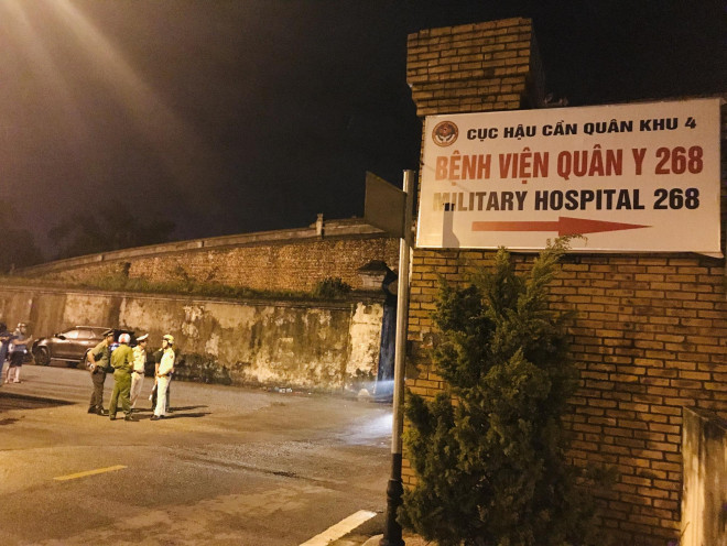 Người dân Huế đứng trước cổng bệnh viện chờ đón xe chở 13 thi thể chiến sỹ, cán bộ - 2