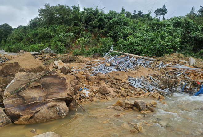 Thời tiết bất lợi để tìm kiếm 15 công nhân còn mất tích ở Rào Trăng 3 - 2