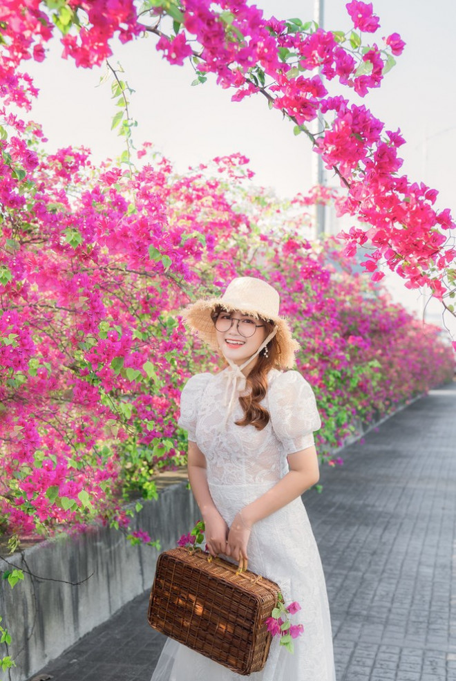 Hà Nội: Cây cầu hoa giấy bất ngờ bung nở trở lại, check-in “sương sương” có ngay ảnh đẹp! - 4