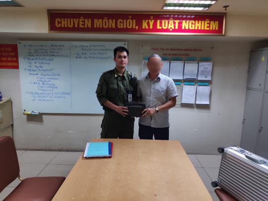 Hành khách bỏ quên ví Louis Vuitton có 350 triệu đồng tại sảnh sân bay Nội Bài - 3