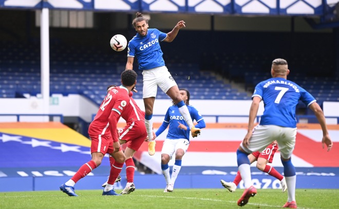 Siêu tiền đạo Everton bật nhảy như Ronaldo, đánh đầu cháy lưới Liverpool - 1