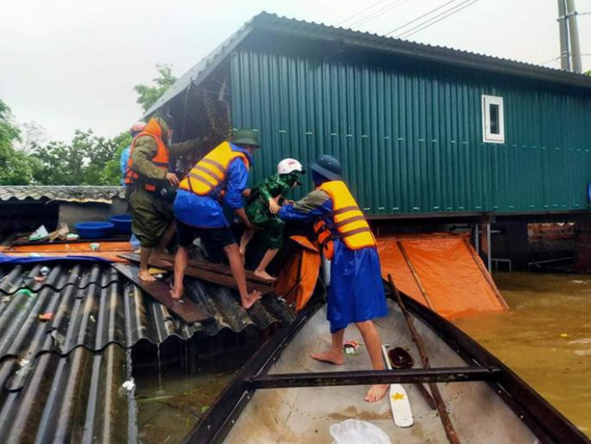 Lũ lịch sử ở Quảng Bình: Hơn 34.000 nhà dân ngập lụt, dân cuống cuồng chạy lũ trong đêm - 2