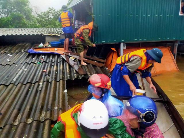 Lũ lịch sử ở Quảng Bình: Hơn 34.000 nhà dân ngập lụt, dân cuống cuồng chạy lũ trong đêm - 3
