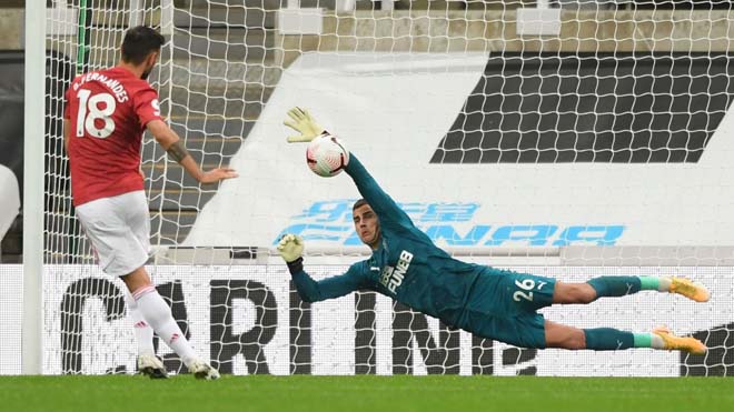 Fernandes đá hỏng penalty sau 8 tháng ở MU, Ngoại hạng Anh hết chuyên gia - 1