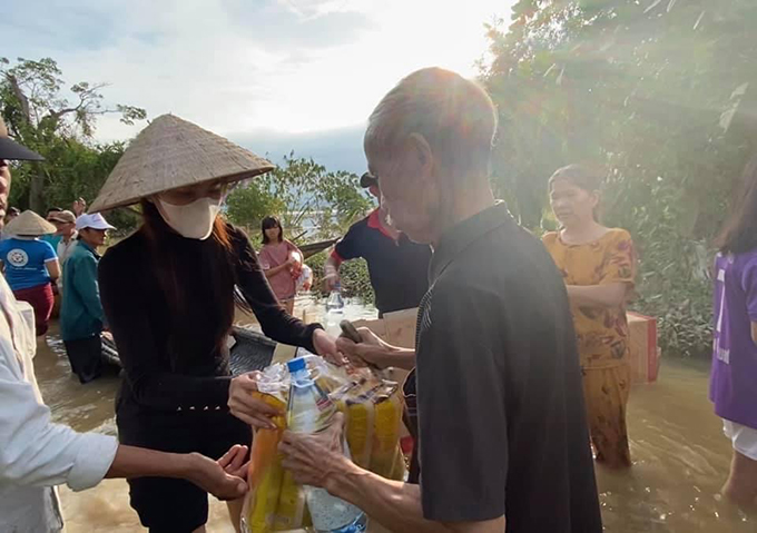 Bị chê không đi làm từ thiện như Thuỷ Tiên, "nữ hoàng nội y" nói một câu bất ngờ - 3