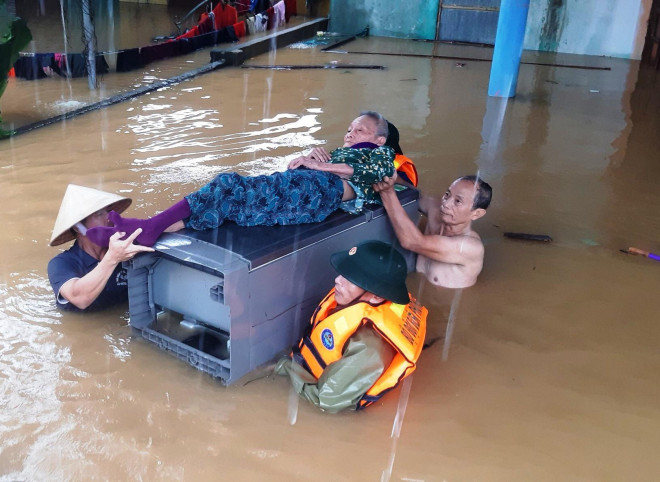 Lũ lịch sử ở Quảng Bình: Lật đò khi chạy lũ, 2 người tử vong - 1