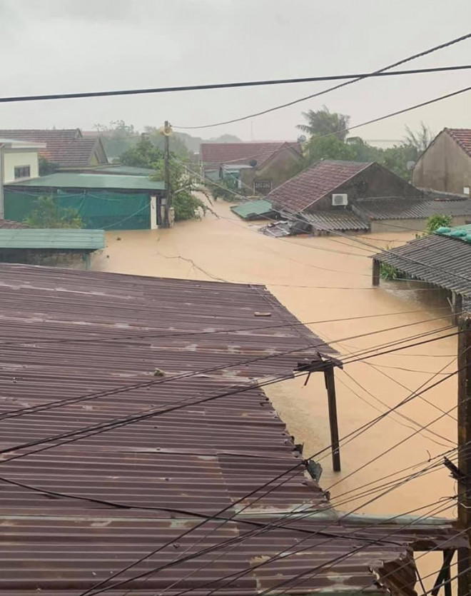 Quảng Bình: Lũ lụt kinh hoàng, ngập tới nóc nhiều căn nhà - 1