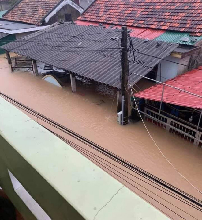 Quảng Bình: Lũ lụt kinh hoàng, nhiều ngôi nhà bị nước nhấn chìm tới nóc - 3