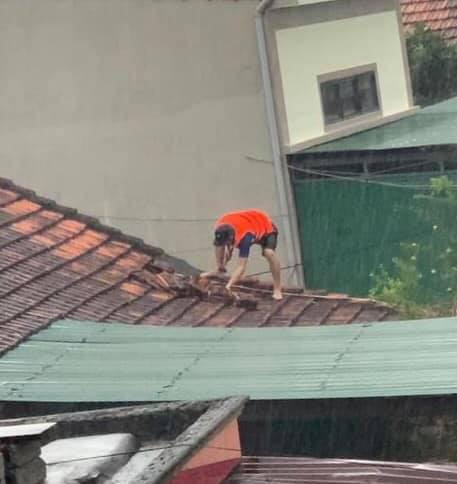 Quảng Bình: Lũ lụt kinh hoàng, nhiều ngôi nhà bị nước nhấn chìm tới nóc - 6