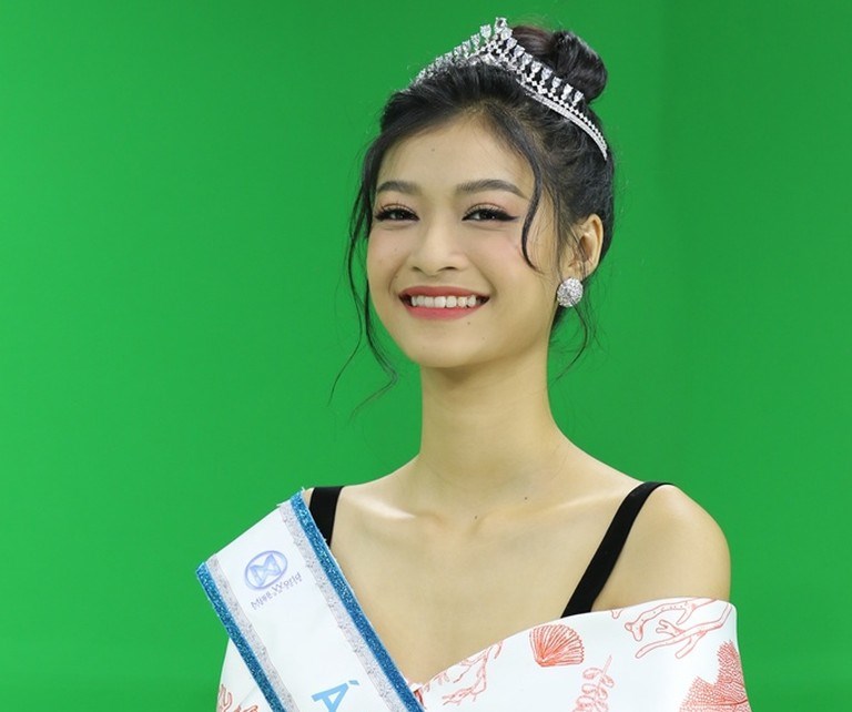 Dân tình hoảng hồn vì cằm dài thượt của nàng Á hậu Việt "bắn rap như bắn súng" - 2