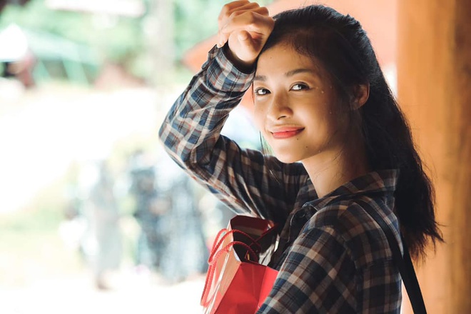 Dân tình hoảng hồn vì cằm dài thượt của nàng Á hậu Việt "bắn rap như bắn súng" - 3