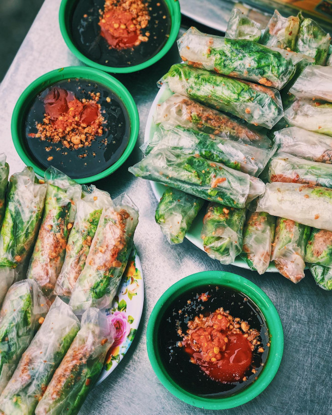 Menu ăn vặt “ba chấm là ngất ngây” của teen Sài Gòn: Bò bía 1,5K, súp “gói cả thế giới“ - 1